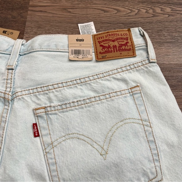 NWT Levi’s 501 Original Cutoff Denim Shorts Light Wash Size 34 Casual Distressed - Picture 4 of 9